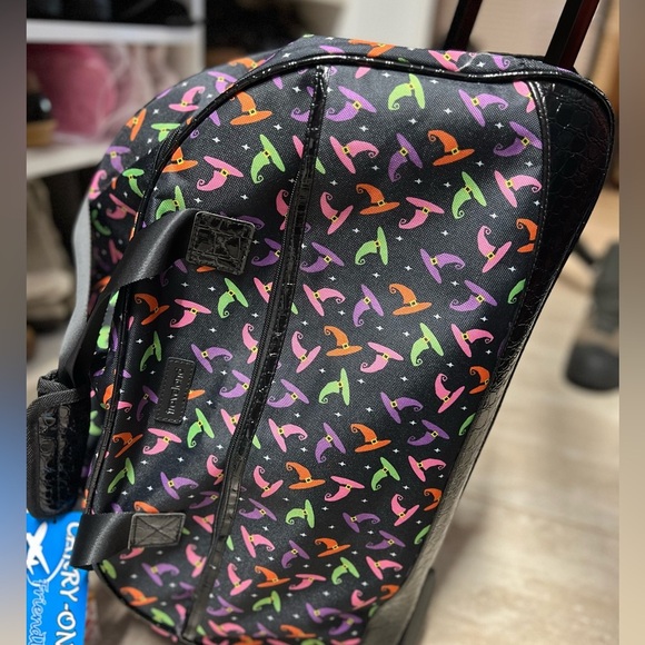 💚💜🩷NWT- SUPER CUTE WITCHES HAT ROLLING DUFFLE BAG💚💜🩷 - Picture 6 of 7